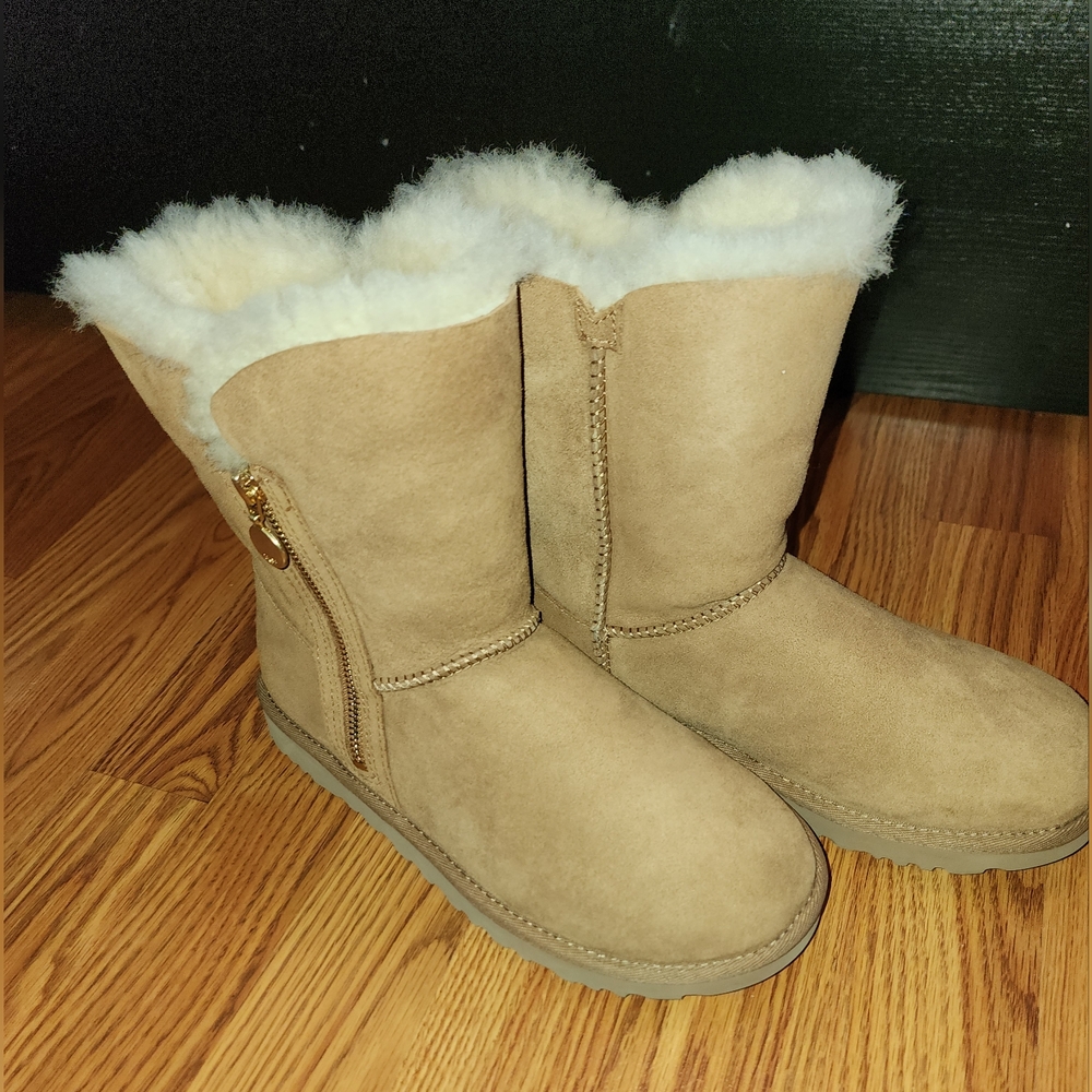 UGG Chestnut Ankle Boots with Shearling - Picture 2 of 10